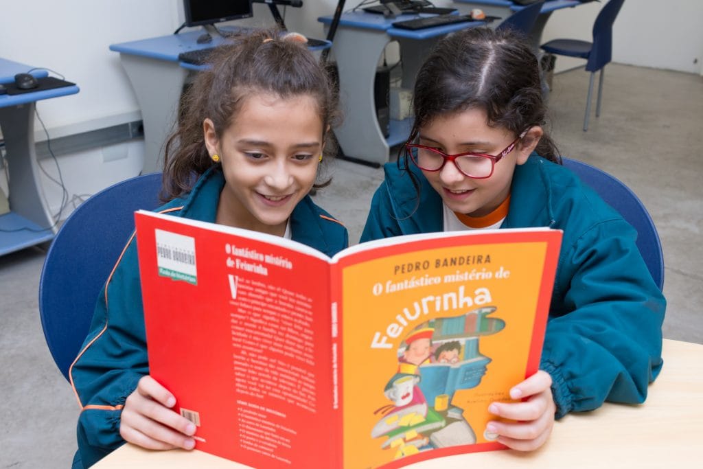 Turma do 4º ano C na biblioteca