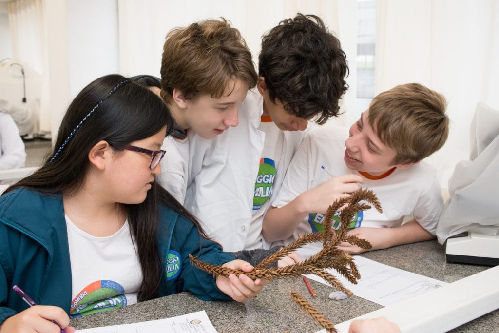 7º ano A na aula de laboratório