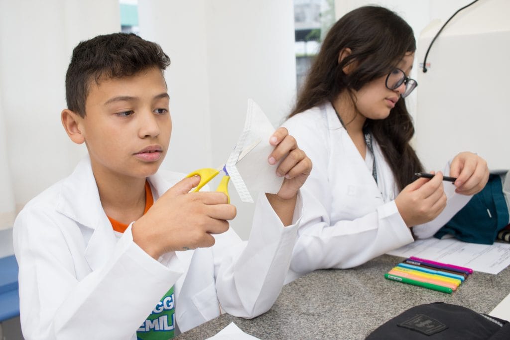 Os alunos do 6ºAno A na aula de laboratório