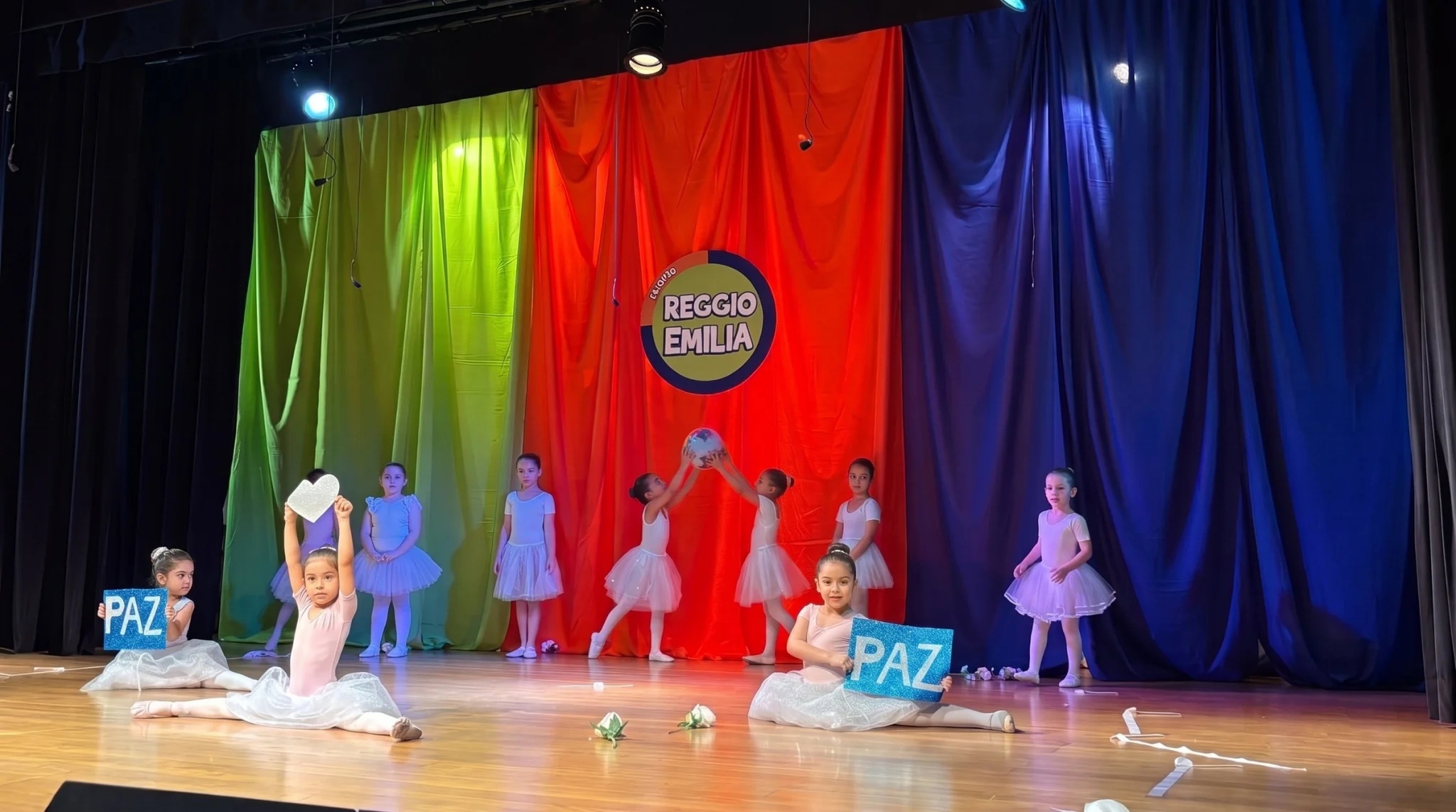 Apresentação de balé no palco do colégio
