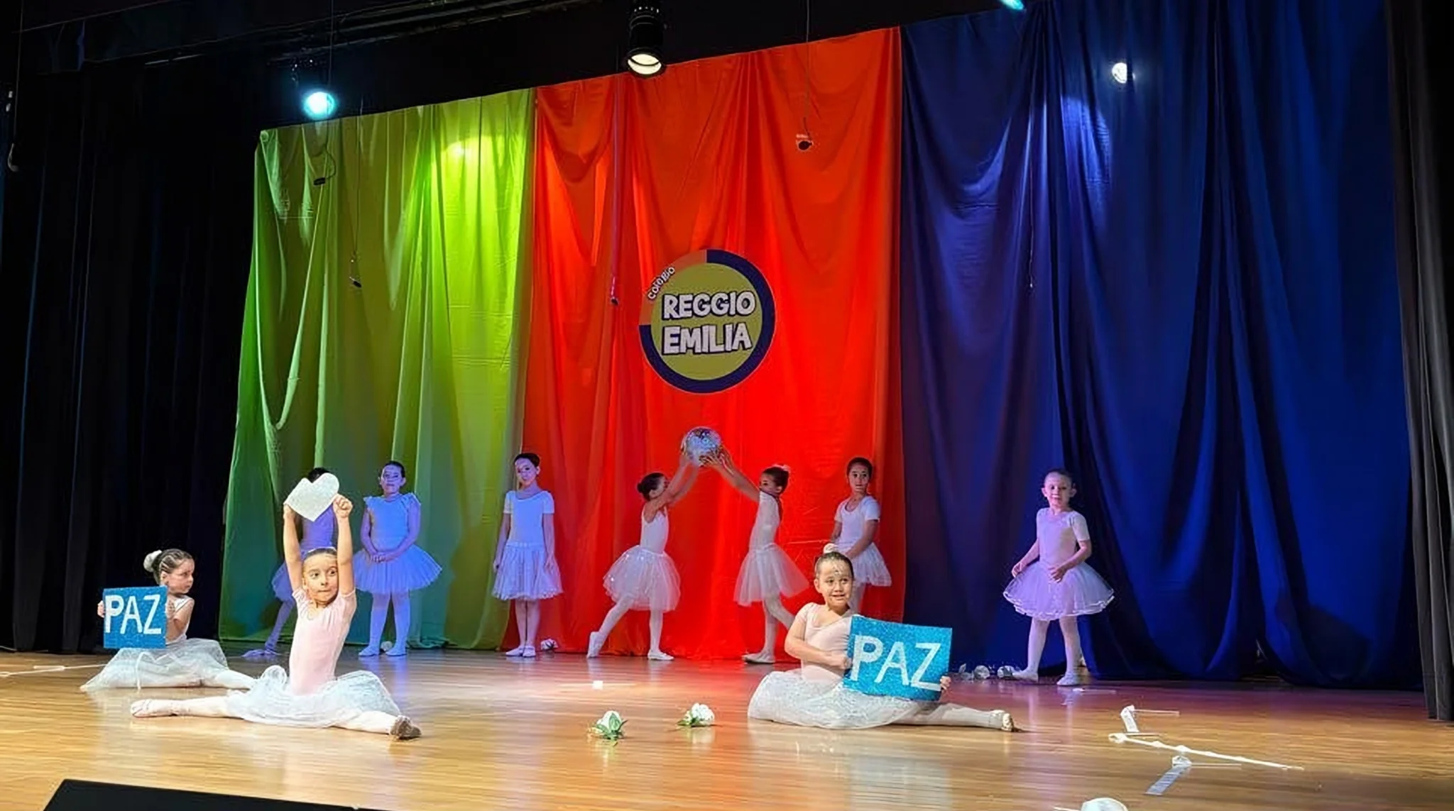 Apresentação de balé no palco do colégio