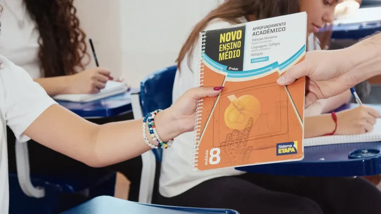 Estudantes do Ensino Médio com o material do Sistema Etapa