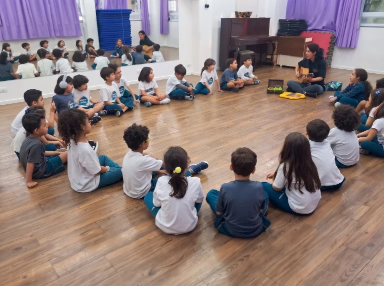 Alunos sentados em roda no chão da sala