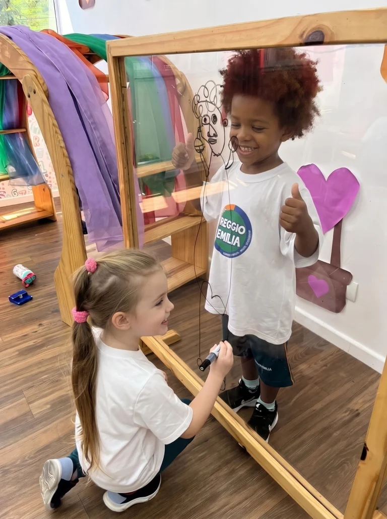 Crianças da Educação Infantil brincam diante do espelho