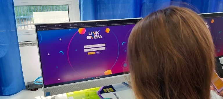 Estudante do Ensino Médio usa a plataforma de estudos no computador