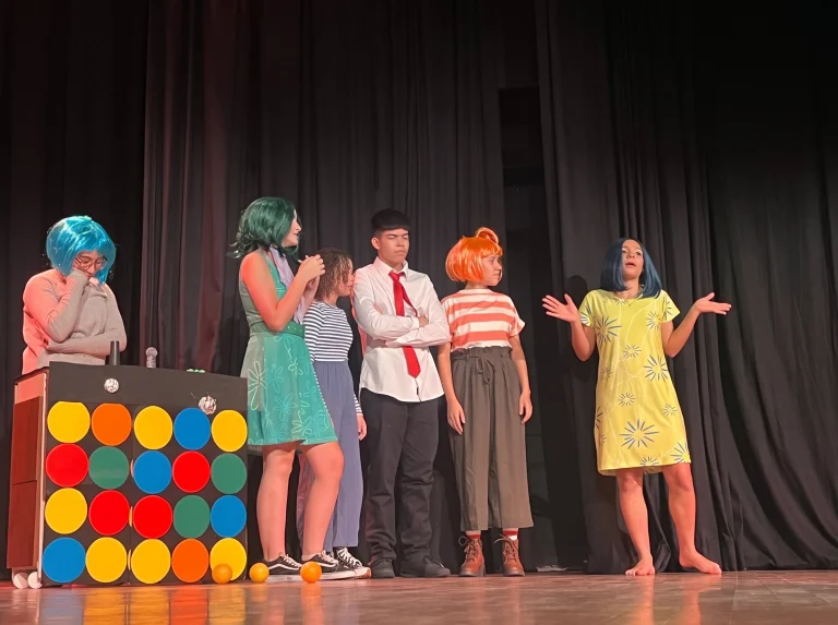 Alunos apresentam uma peça de teatro no palco do colégio